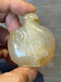 Five Chinese agate snuff bottles, 19/20th C.