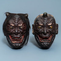 India Beperking conservatief Twee Japanse maskers uit het No-spel, Edo, 18/19e eeuw - Rob Michiels  Auctions