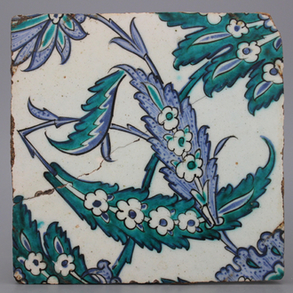 Un carreau carré Iznik, bleu et vert, décor floral, 17e