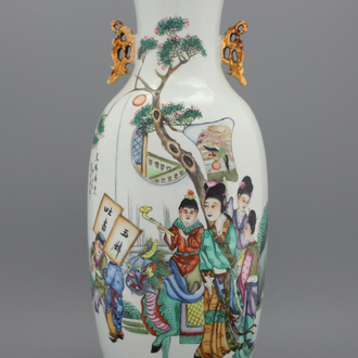 A fine Chinese porcelain vase with gilt handles, 19/20th C.