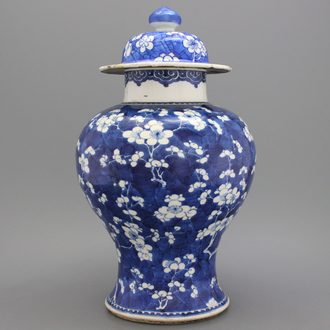 A blue and white Chinese porcelain vase and cover, Kangxi, 1661-1722