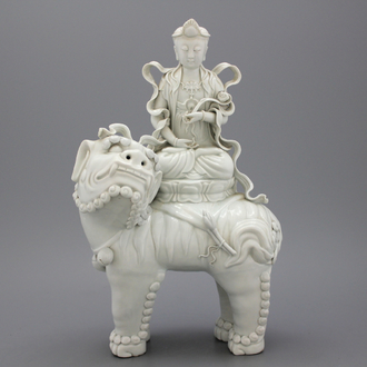 Zeer mooie Manjusri-figuur, gezeten op een leeuw, in porselein 'blanc-de-chine' van Dehua, begin-midden 20e eeuw.