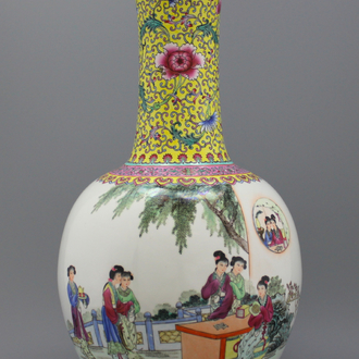 Grand vase de forme bouteille Tian qiu ping en porcelaine de Chine, famille rose, République, 20e