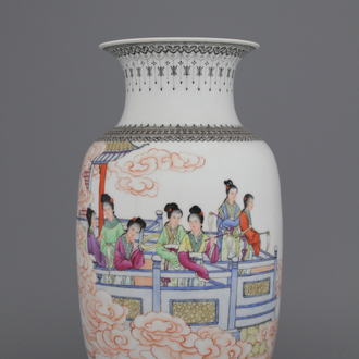 Vase  en porcelaine chinoise, famille rose, République, 20e