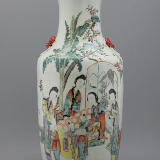 A fine Chinese porcelain vase with ladies, 19/20th C.