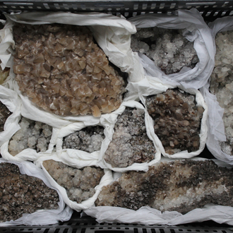 Doos met diverse mineralen en halfedelstenen