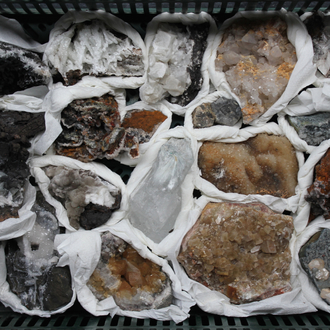 Doos met diverse mineralen en halfedelstenen