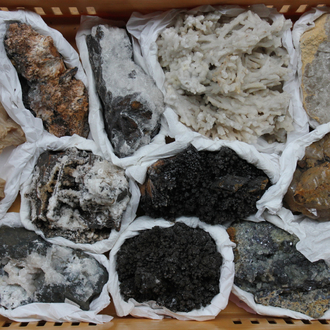 Lot de divers minéraux et pierres sémi-précieuses
