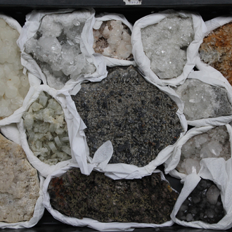 Doos met diverse mineralen en halfedelstenen