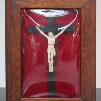 Christ en ivoire sculpté, carde en verre bombé, 19e