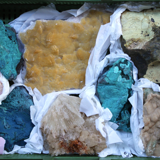 Doos met diverse mineralen en halfedelstenen