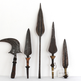 A collection of 16 various African tribal knifes and spears, 19/20th C.