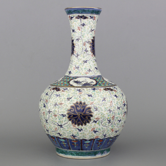 Vase doucai en forme de bouteille en porcelaine de Chine doré, 19e