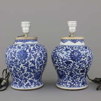 Paire de vases en porcelaine de Chine, bleu et blanc, montés comme lampes, Kangxi, env. 1700