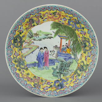 Grand plat en porcelaine de Chine, famille rose, 20e