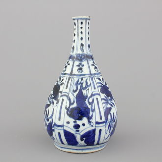 Bouteille Wan-Li, bleu et blanc, à décor de chevaux, Chine, dynastie Ming, 16e