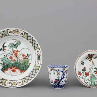 Deux assiettes en porcelaine de Chine, famille verte, et gobelet à vin, Kangxi, 18e