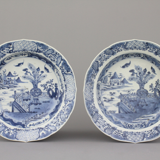 Paire d'assiettes en porcelaine de Chine, bleu et blanc, à décor de paysage, 18e