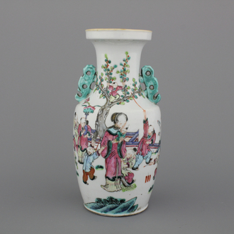 Vase en porcelaine de Chine à décor de scènes de jardin, famille rose, 19e