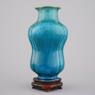 Remarquable vase en turquoise monochrome avec support sculpté en bois, Chine, 18e