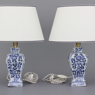 Pair de vases en porcelaine de Chine, bleu et blanc, montés comme lampes, Kangxi, 18e