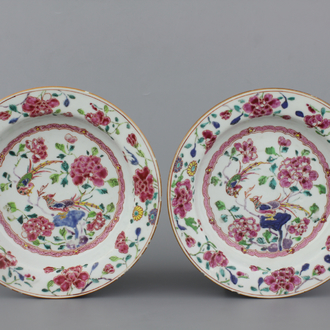 Paire d'assiettes en porcelaine de Chine à décor d'oiseaux, famille rose, 18e