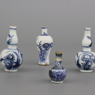 Lot de 4 vases miniatures pour maison de poupées en porcelaine de Chine, bleu et blanc, 18e