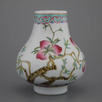 Petite vase à décor neuf pêches en porcelaine de Chine, famille rose, 19e eeuw