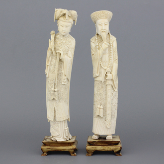 Paire de figures d'empereurs chinois en ivoire sculpté, 19e-20e