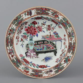 Assiette en porcelaine de Chine à décor d'un intérieur, famille rose, Yongzhen, 18e