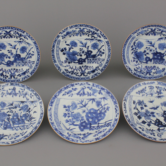 Lot de 6 assiettes en porcelaine de Chine, bleu et blanc à décor de fleurs sur 'rouleau de parchemin', 18e