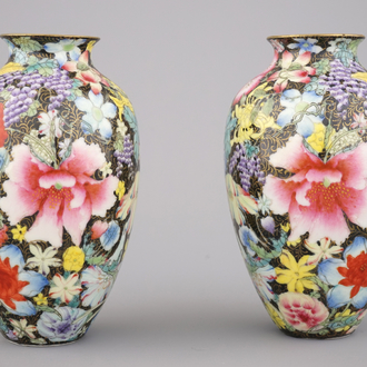 Paire de vases 'millefleurs' en porcelaine de Chine, fond noir, env. 1900
