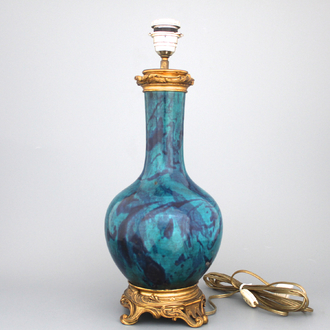 Vase de forme bouteille à glaçure turquoise et aubergine 'flambée', monté comme lampe, 19e