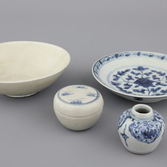 Groupe de 4 objets en porcelaine de Chine, dynastie Ming