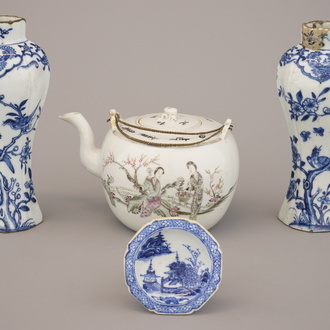 Lot d'objets en porcelaine de Chine: salière, théière et paire de vases, 18e-19e
