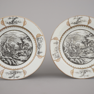 Paire d'assiettes en porcelaine de Chine pour l'export, grisaille et doré, avec Aurore dans son char de triomphe, Qianlong, 18e
