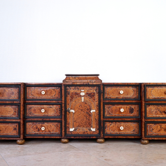 An elongated cabinet of drawers in burl veneer, Liege, 17/18th C.