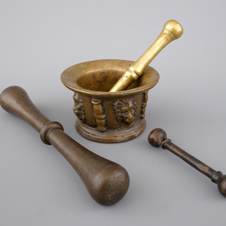 A bronze mortar with lion's heads and 3 various pestles, 17th C.