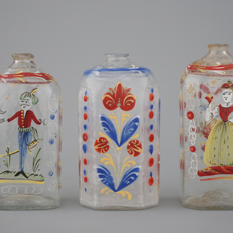 Trois bouteilles en verre émaillé allemande, 18ème siècle