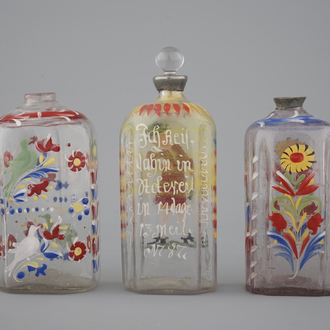Drie Duitse beschilderde glazen flessen, 18e eeuw