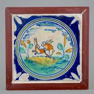 Een medaillontegel met vrolijke konijnen, ca. 1600, Zuidelijke Nederlanden