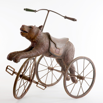 Un tricycle d'enfant décoré d'un ours, travail de la Forêt Noire, 19/20ème