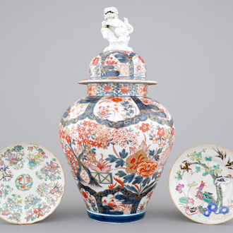 A tall Japanese Imari vase, 17/18th C. and two Chinese famille rose plates, 19th C.