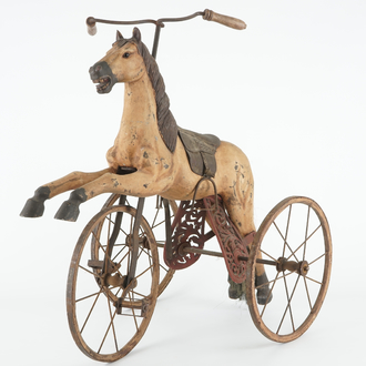 Un tricycle d'enfant décoré d'un cheval, 19ème