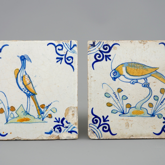 Twee polychrome Delftse tegels met vogels, 17e eeuw