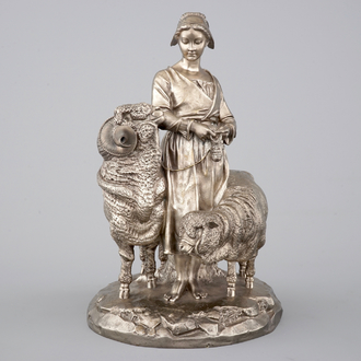 Een verzilverde bronzen groep van een meisje met een schaap en een ram, Christofle et Cie., 19e eeuw