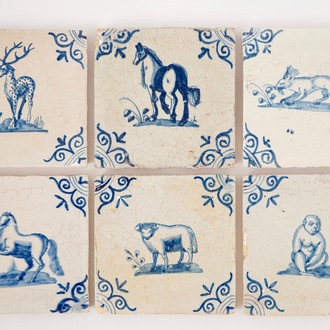 Een set van 6 blauw-witte Delftse tegels met dieren, 17e eeuw