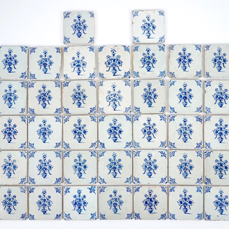 Een lot van 37 blauw-witte Delftse bloempottegels, 17e eeuw