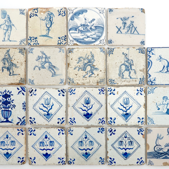 Een lot van 19 antieke blauw-witte Delftse tegels, 17/18e eeuw