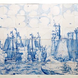 Een groot blauw-wit tegeltableau met een zeeslag aan de kust, Delft, 17e eeuw